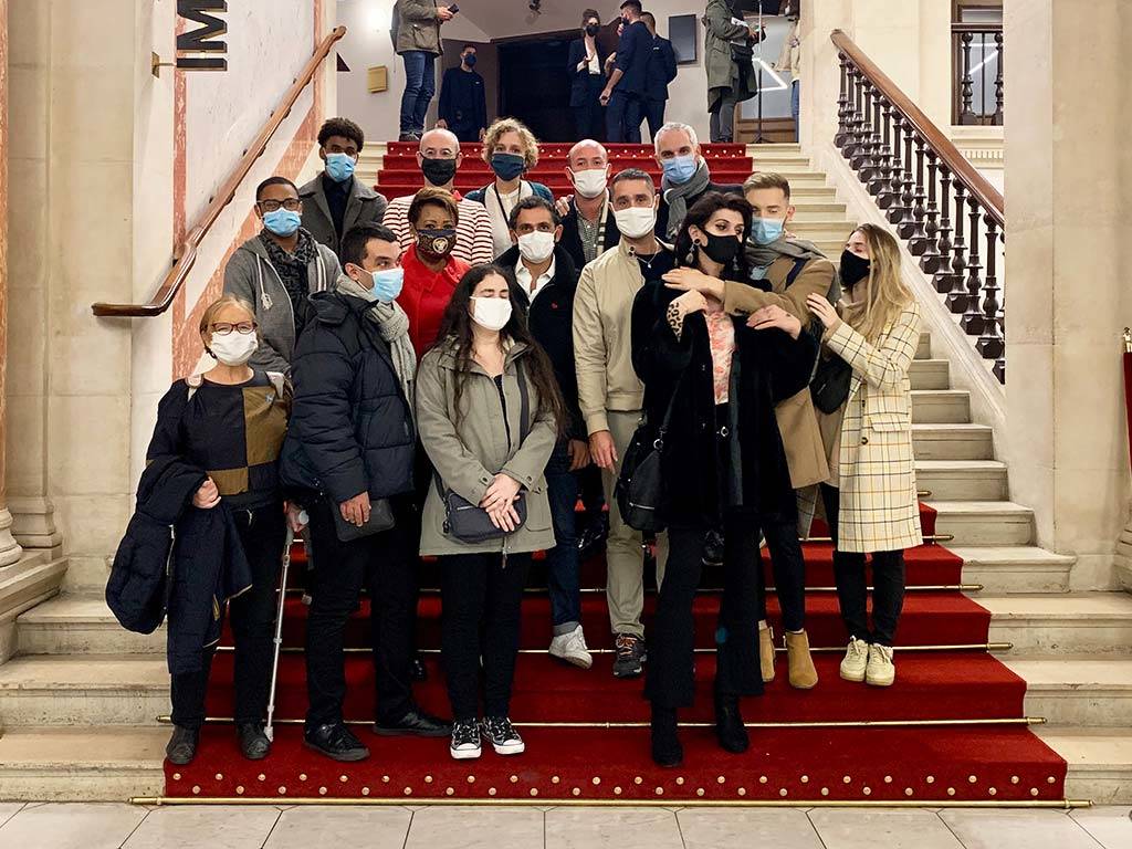 Un groupe de personnes sur les marches du hall du Théâtre du Châtelet