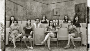 10 femmes assises sur des fauteils de cinéma