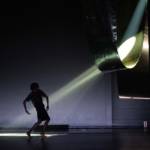 Un danseur dans un faisceau de lumière