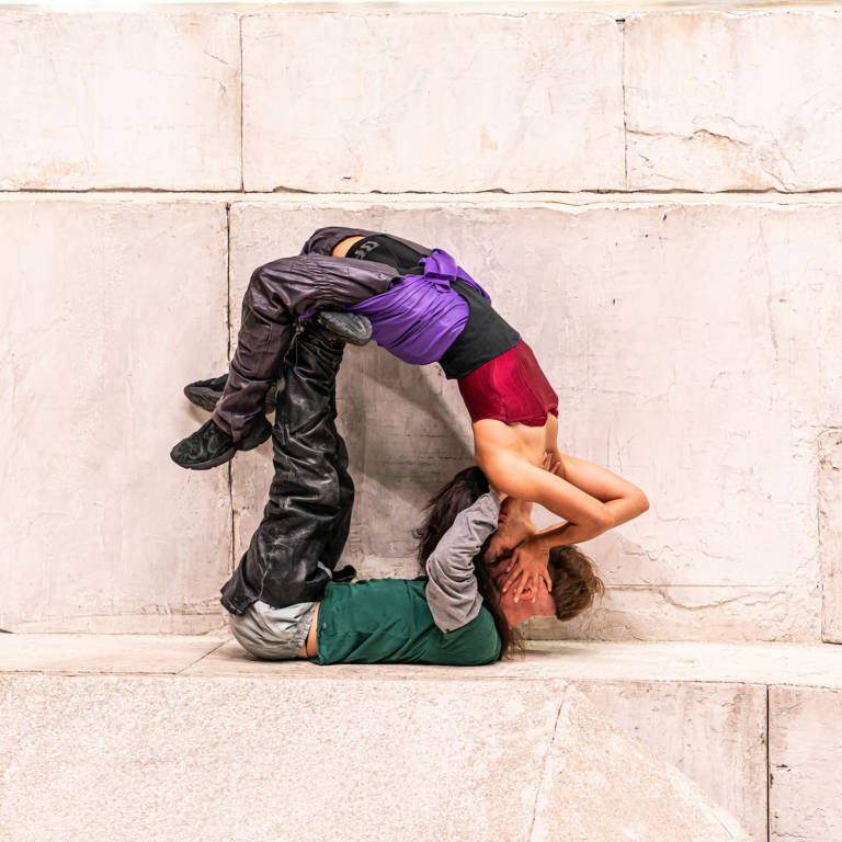 deux danseurs formant un cercle