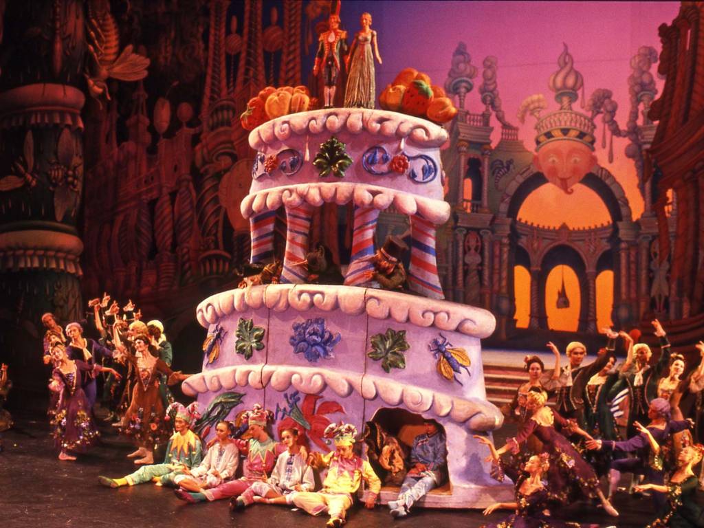 Des danseurs autour du gâteau du royaume de Konfiturenbourg