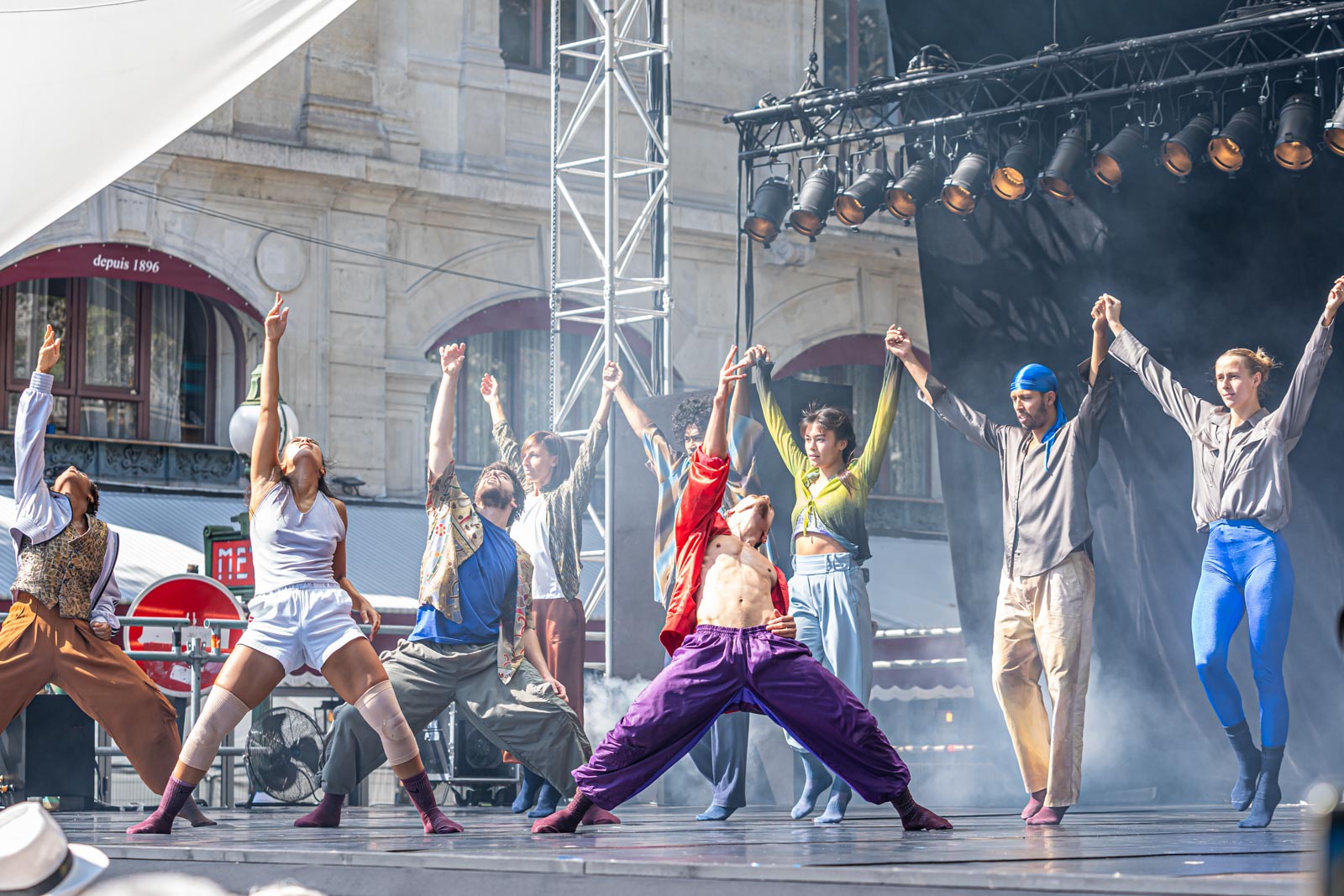 Des danseurs sur une scène en pleine rue