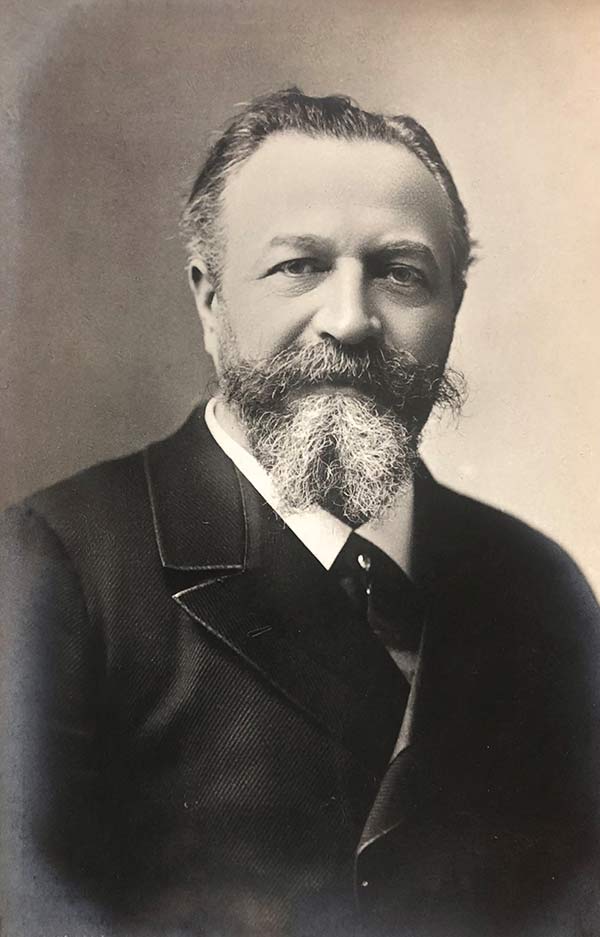 Portrait d'un homme au début du XXe siècle, avec une barbe