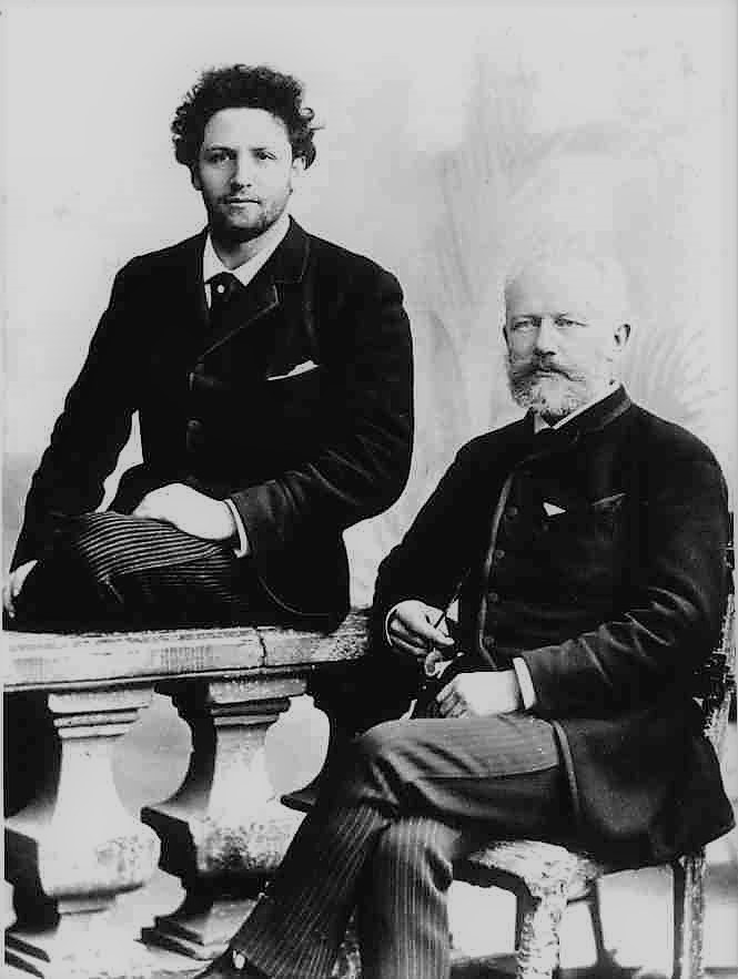 Deux hommes assis sur une balustrade