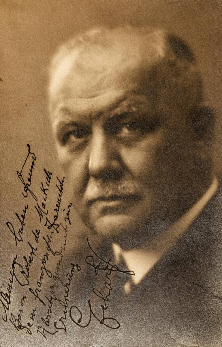 Une photo ancienne d'un homme âgé avec un autographe