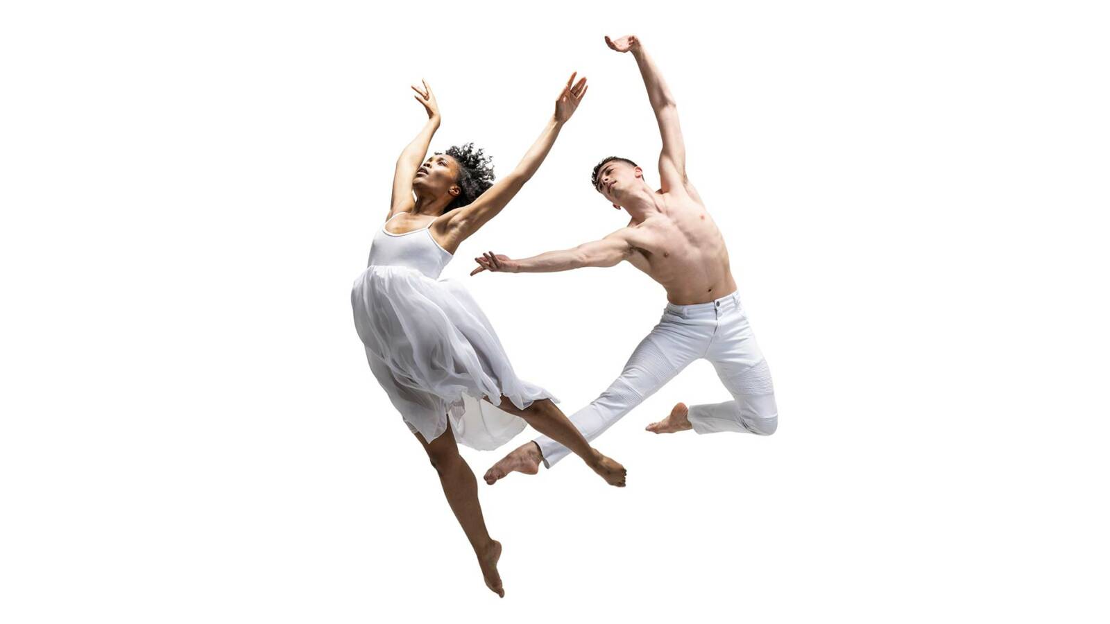 Une danseuse et un danseur habillés de blanc sautant en l'air