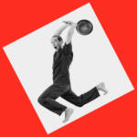 Un jeune homme brandit une poèle en grimaçant