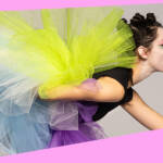 Une danseuse de profil avec des tutus très colorés