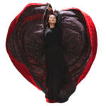 Une femme gonfle une grande étole en forme de coeur